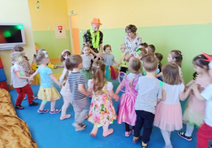 Dzieci tańczą do środka koła